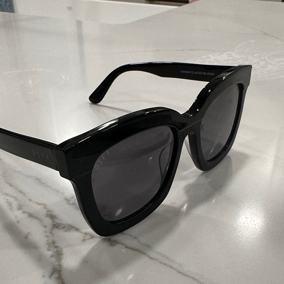 DIFF Carson Black Sunglasses - Picture 5 of 10